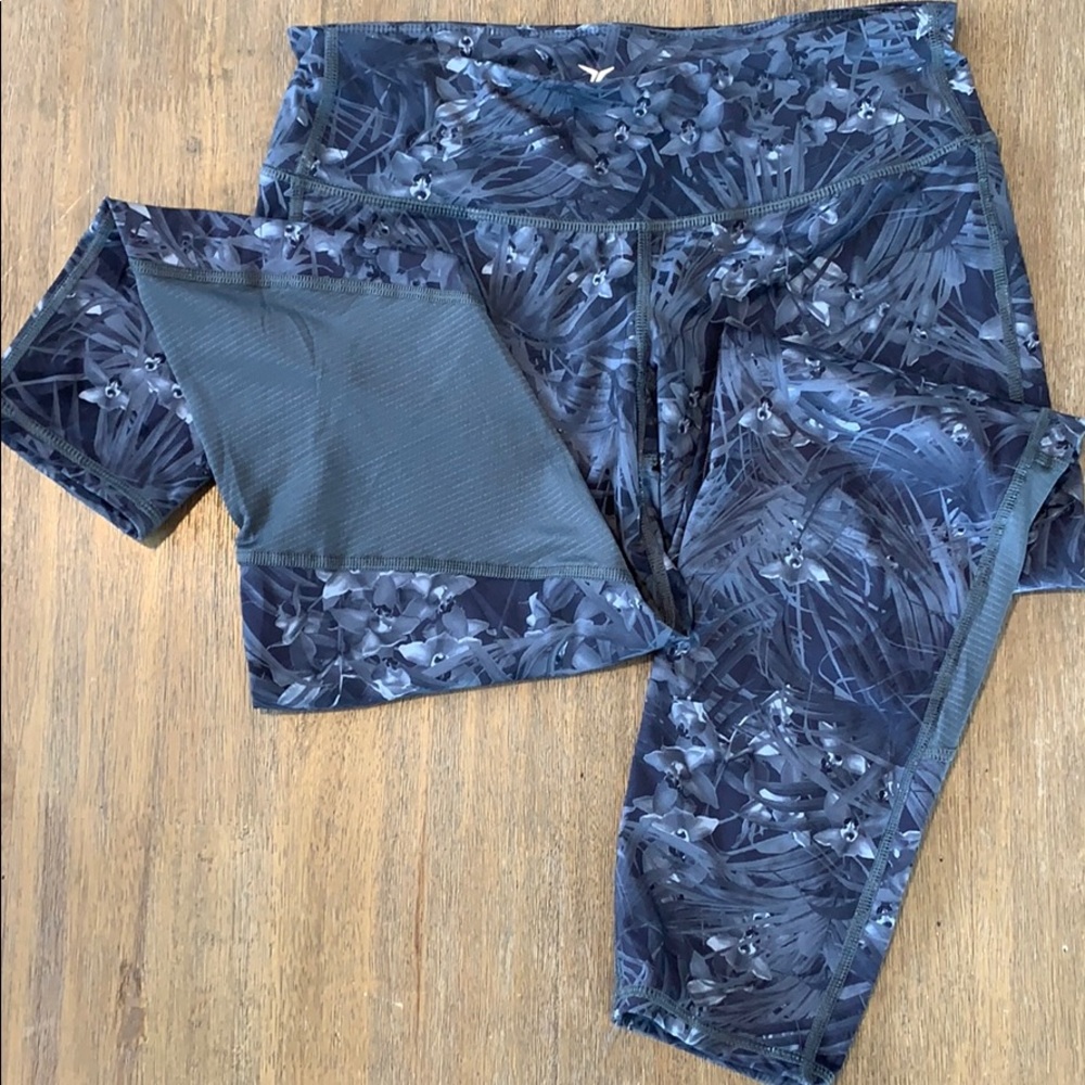 Old navy activewear crop leggings sz M